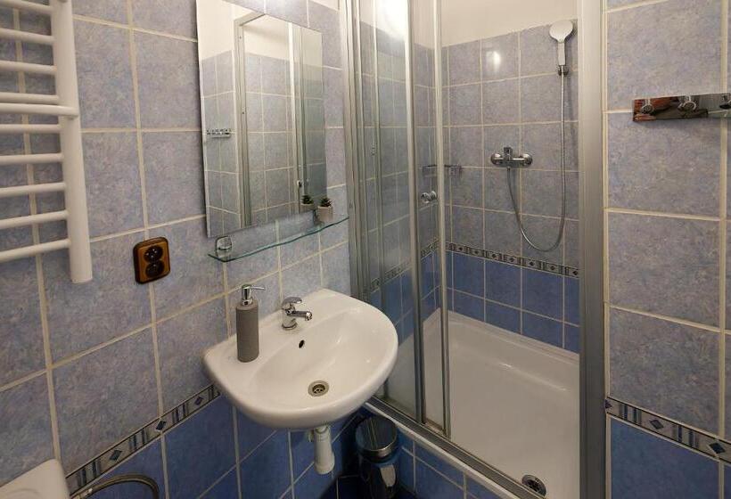 Семейный Номер, Penzion A Restaurace Na Křižovatce