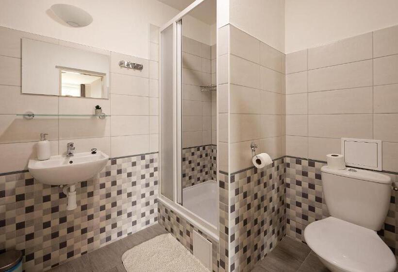 Семейный Номер, Penzion A Restaurace Na Křižovatce