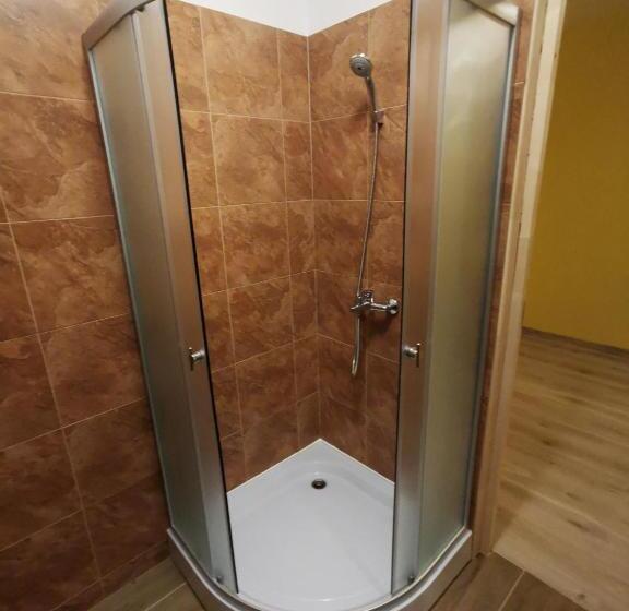 اتاق استاندارد سه نفره, Babilonas