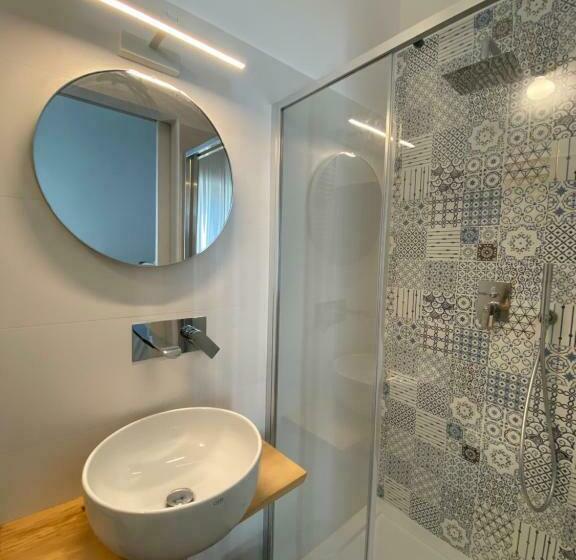 اتاق استاندارد با بالکن, Novantuno