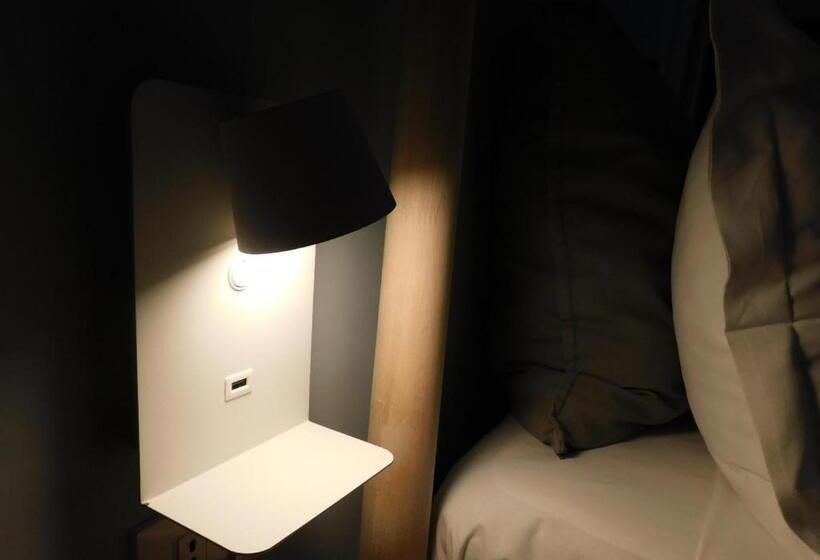 اتاق استاندارد با بالکن, Novantuno