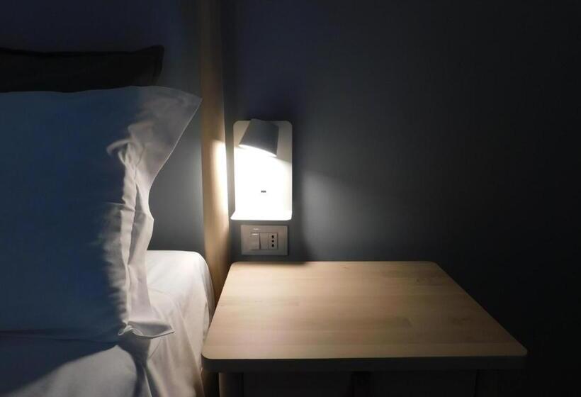 اتاق استاندارد با بالکن, Novantuno