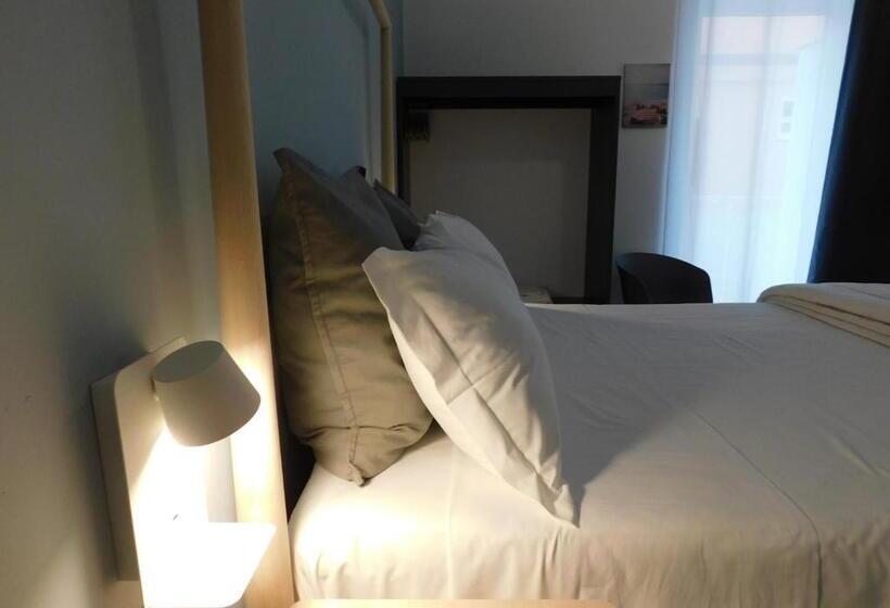 اتاق استاندارد با بالکن, Novantuno