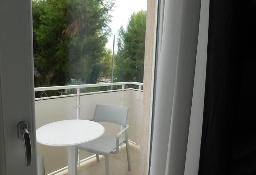 اتاق استاندارد با بالکن, Novantuno