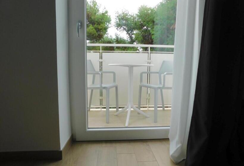 اتاق استاندارد با بالکن, Novantuno