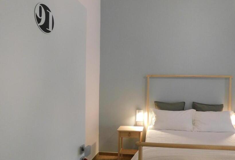 اتاق استاندارد با بالکن, Novantuno