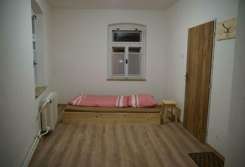 غرفة قياسية, U Broučků