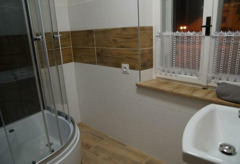 غرفة قياسية رباعية, U Broučků