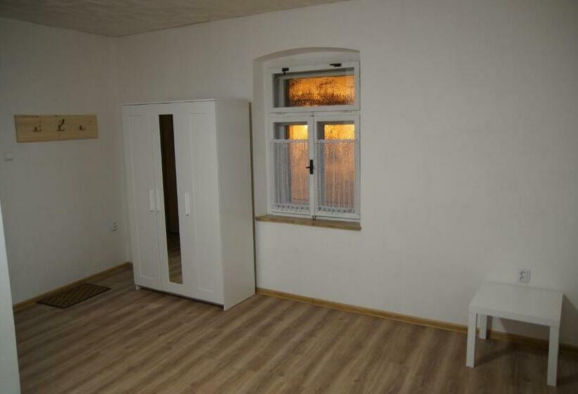 غرفة قياسية رباعية, U Broučků