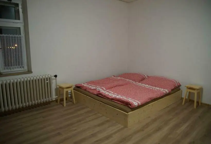 スタンダード４人部屋, U Broučků