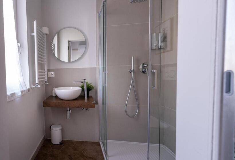 اتاق استاندارد یک نفره, Ale House