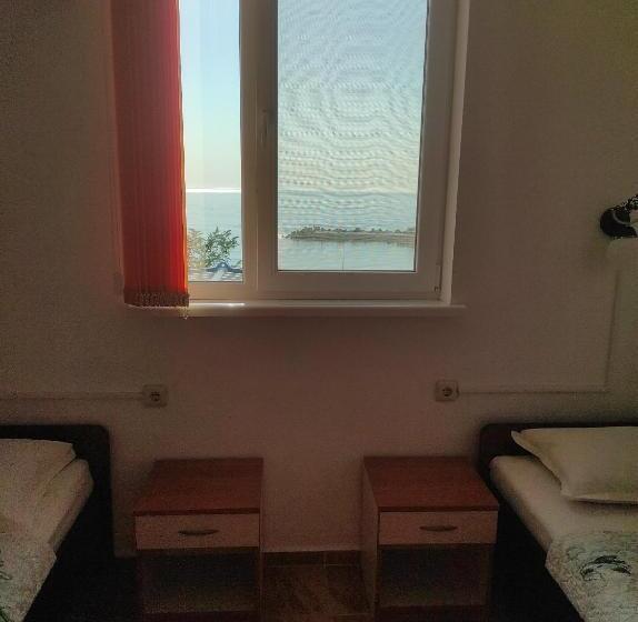 Triple Room Sea View, ваканционни къщи на брега  Holiday Houses On The Coast