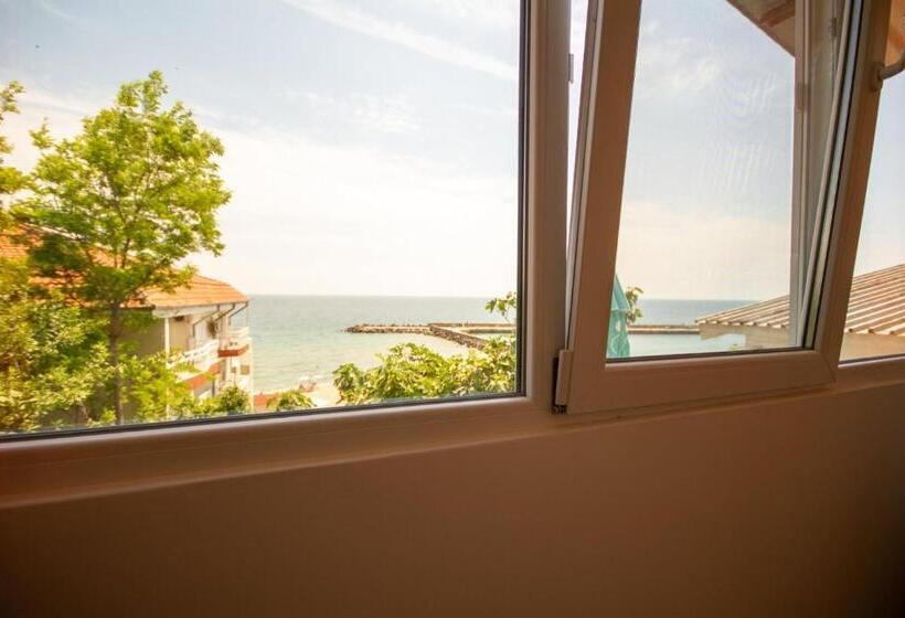 Triple Room Sea View, ваканционни къщи на брега  Holiday Houses On The Coast