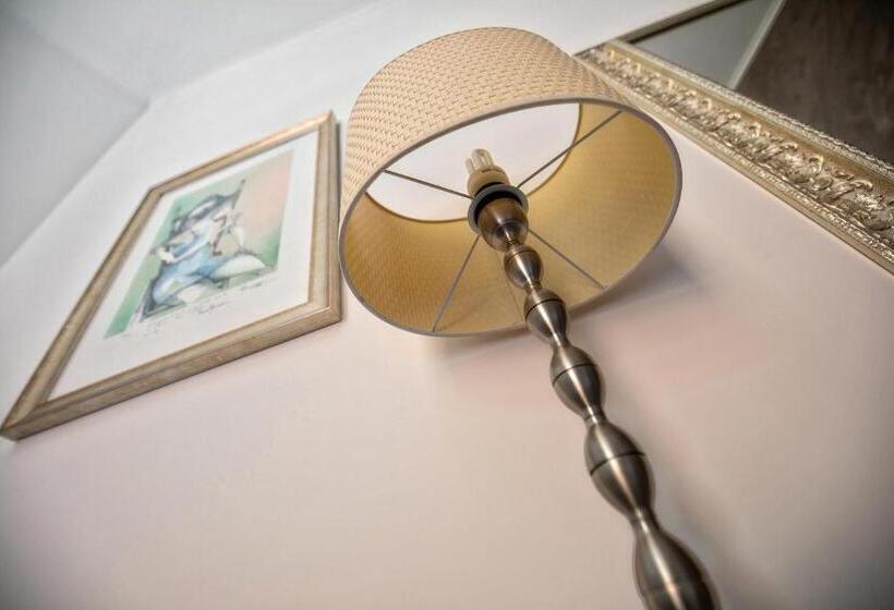 Номер Deluxe, Materia Relais