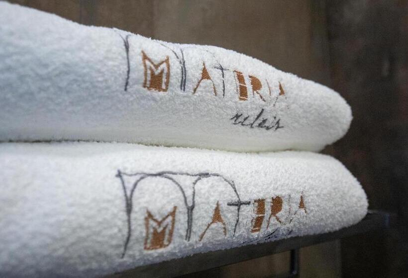 חדר דלוקס, Materia Relais