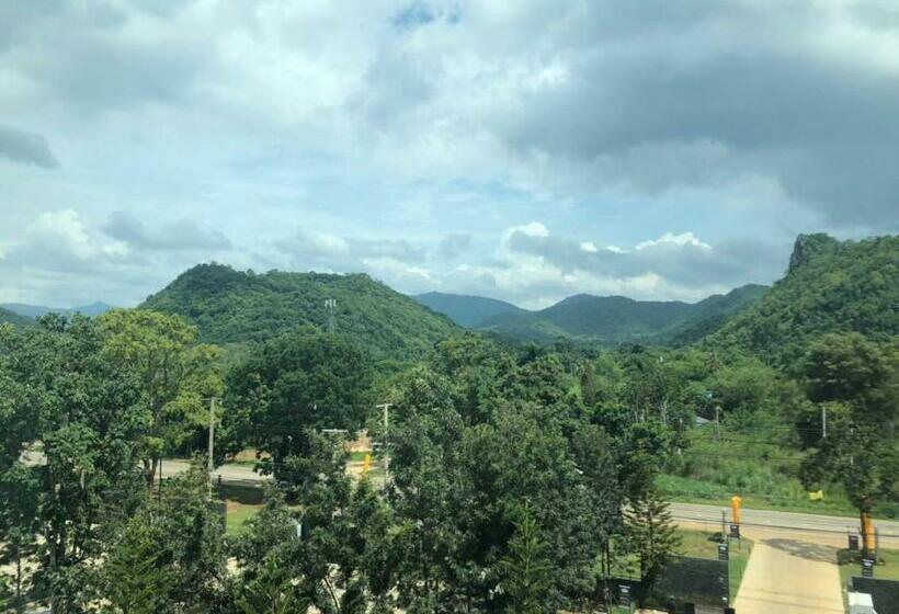 غرفة عائلية مطلّة علي الجبل, Courtyard Khaoyai