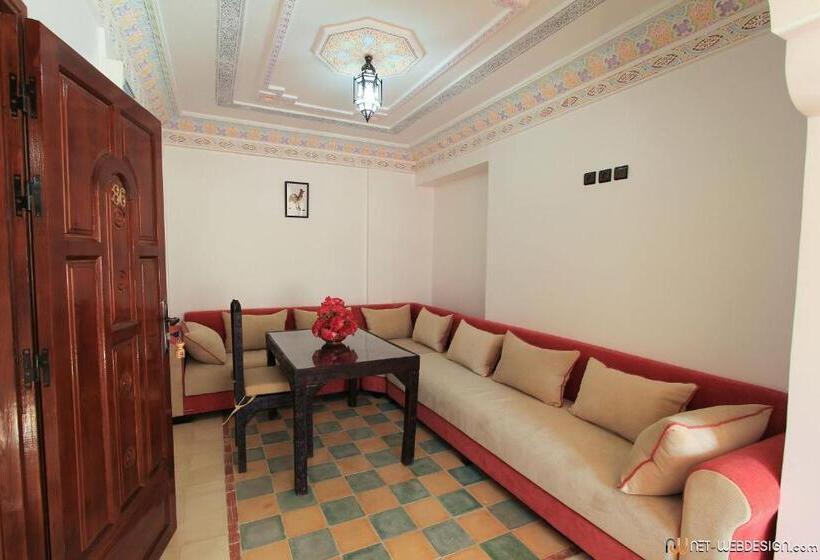 سوییت با چشم‌انداز استخر, New Mars Dades