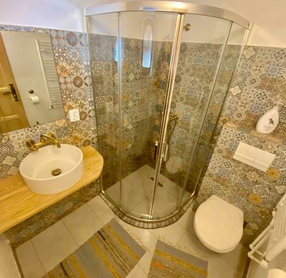 غرفة قياسية, Căsuța Din Povești