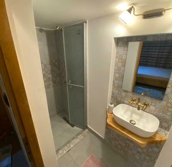 غرفة قياسية رباعية, Căsuța Din Povești