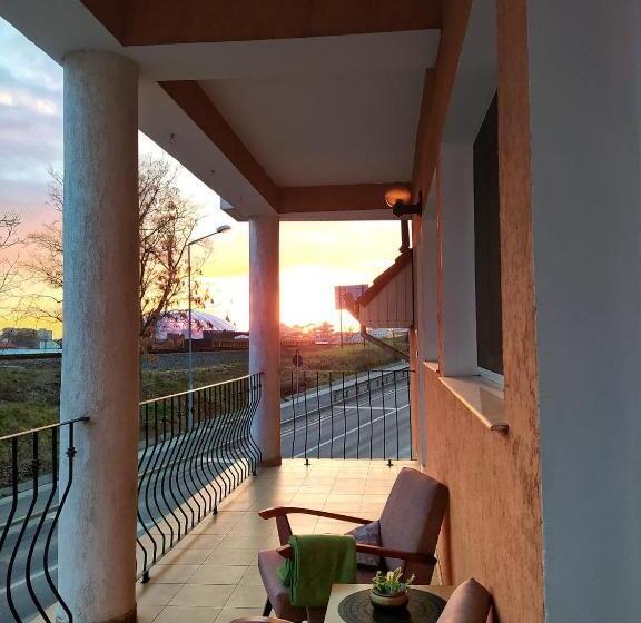 اتاق استاندارد سه نفره, Hillside