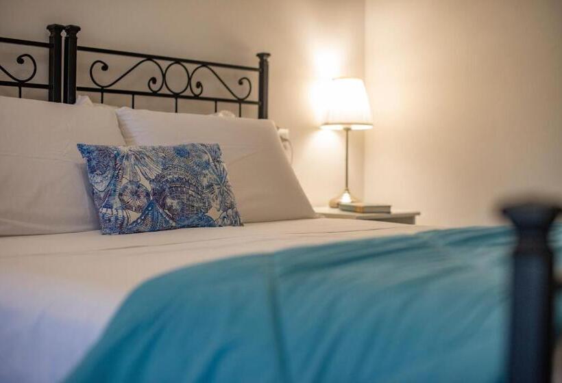 غرفة سوبيريور ثلاثية مطلّة علي البحر, Sonnino B&b