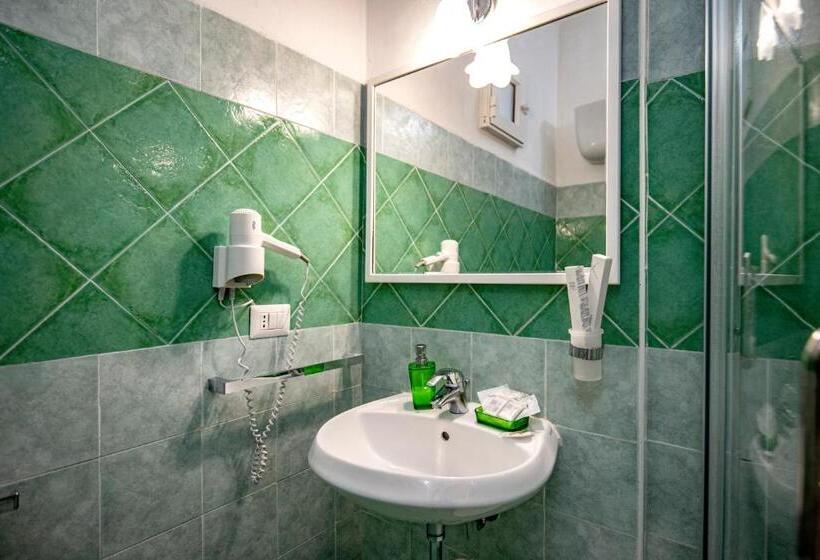 اتاق سه نفره سوپریور با چشمانداز دریا, Sonnino B&b