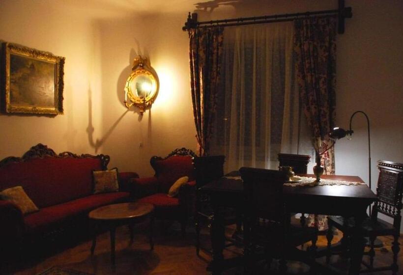 سوییت خانوادگی, Casa Szabo