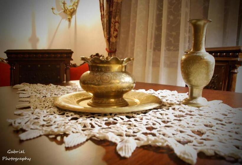 سوییت خانوادگی, Casa Szabo