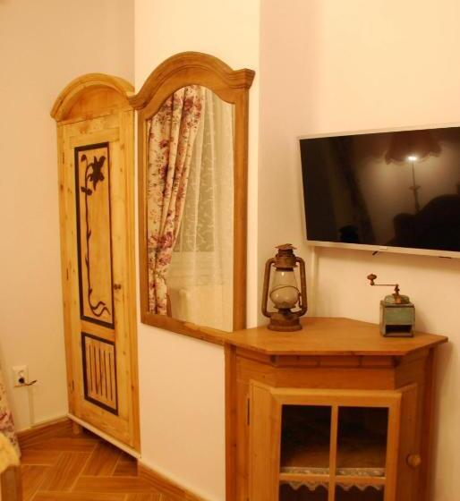 سوییت خانوادگی, Casa Szabo