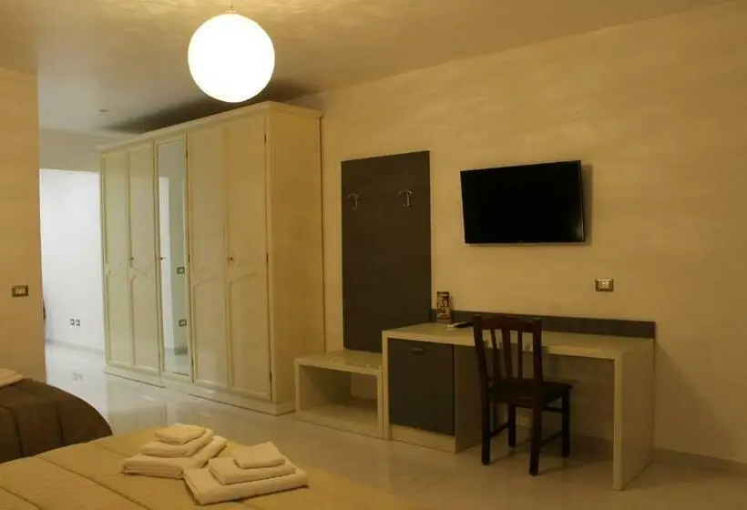 استودیو استاندارد با بالکن, Madigans Rooms Bed&breakfast