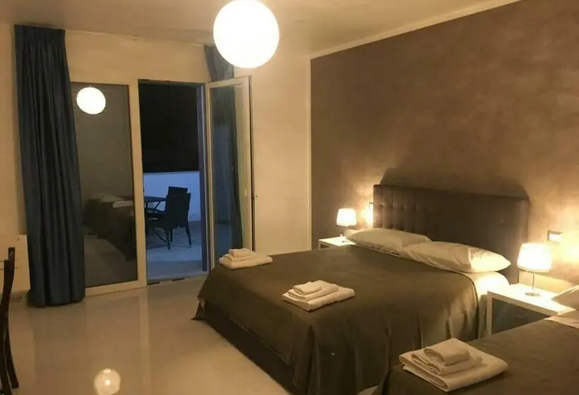 استودیو استاندارد با بالکن, Madigans Rooms Bed&breakfast
