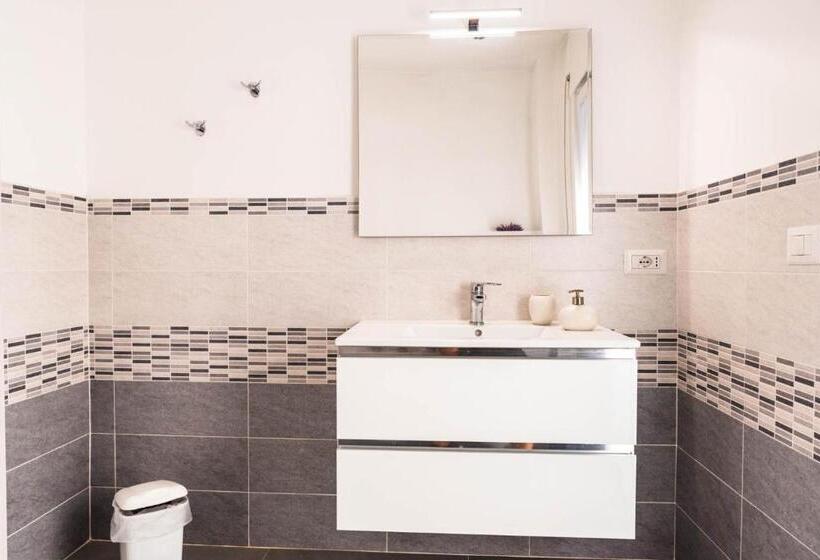 Стандартный внешний трехместный номер с ванной комнатой, La Casa Del Poeta