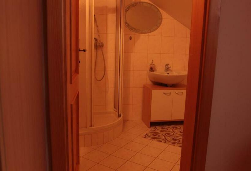 غرفة قياسية ثلاثية, Rekreačný Dom Pod Dedovou