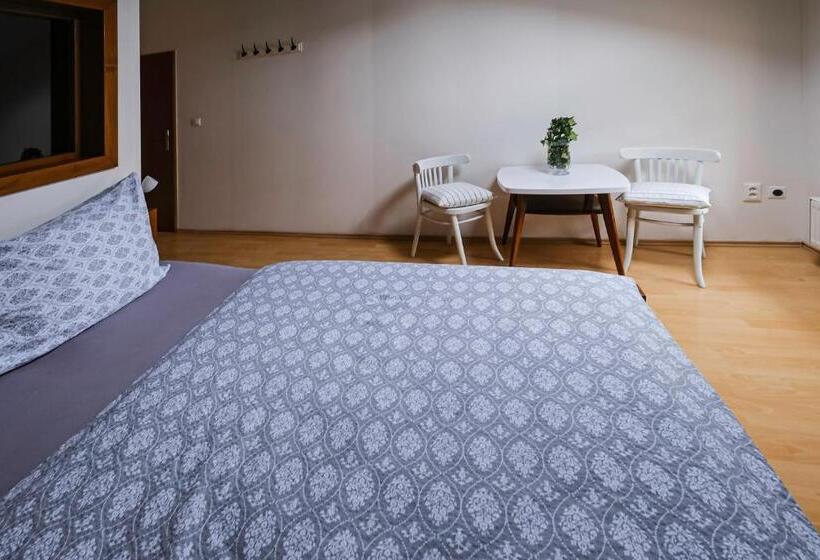 标准间, Sklep U Hrabalů