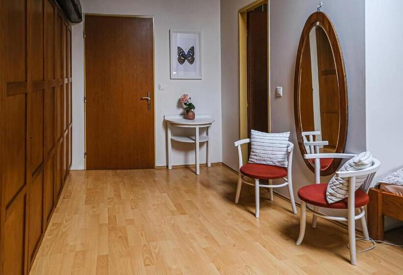 标准间, Sklep U Hrabalů