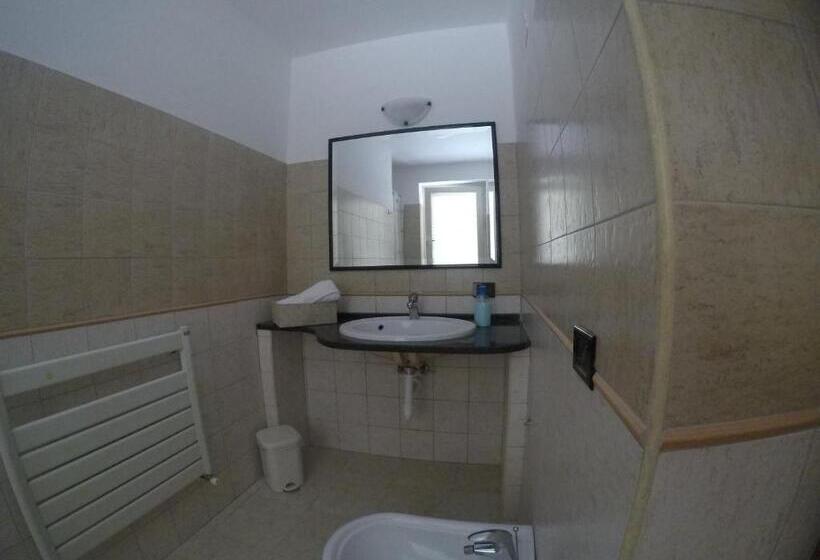 חדר סטנדרט לשלושה, B&b Bassu