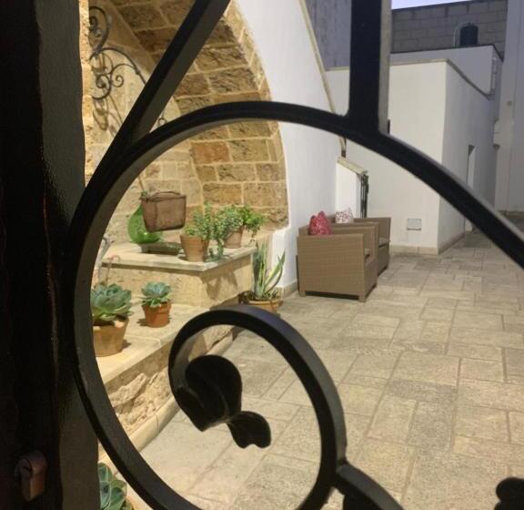 Bahçe Manzaralı Süit, Nonna Veronica