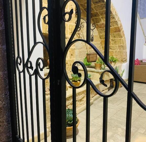 Bahçe Manzaralı Süit, Nonna Veronica