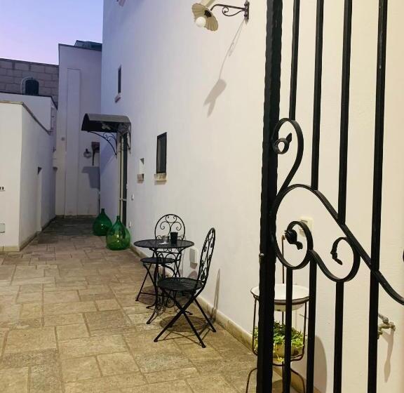 Bahçe Manzaralı Süit, Nonna Veronica