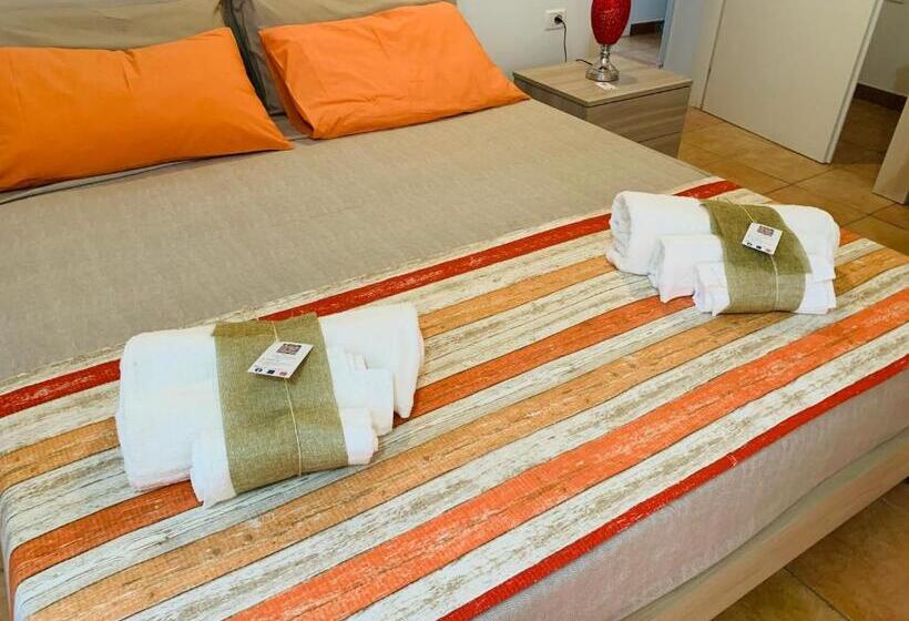 Bahçe Manzaralı Süit, Nonna Veronica