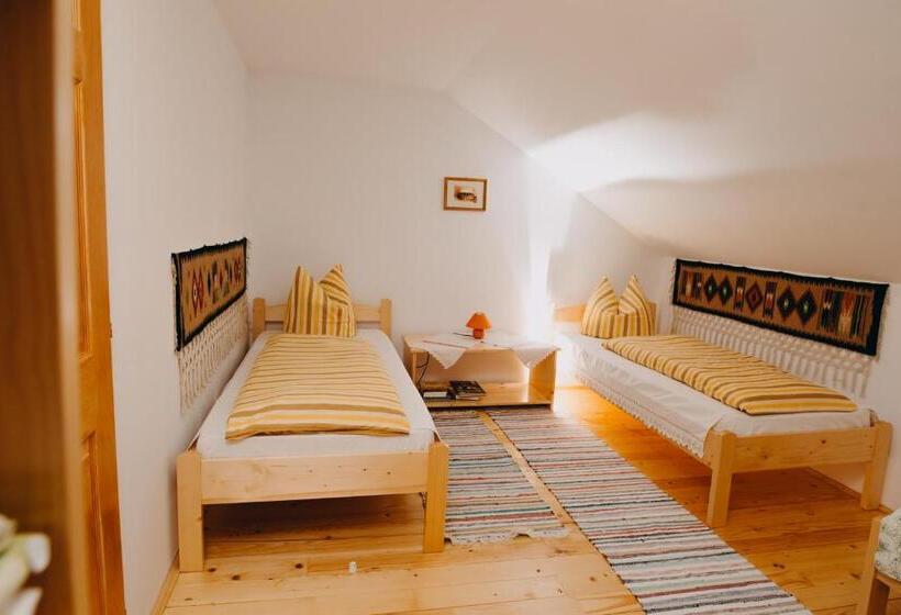 דירת שלושה חדרים, Gáll Vendégház