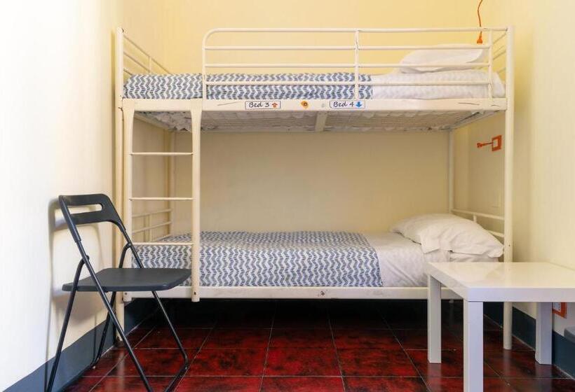 Camera Quadrupla Standard, Hostel Pisa Tower