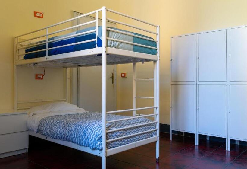 Camera Quadrupla Standard, Hostel Pisa Tower