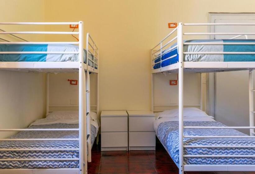 Camera Quadrupla Standard, Hostel Pisa Tower