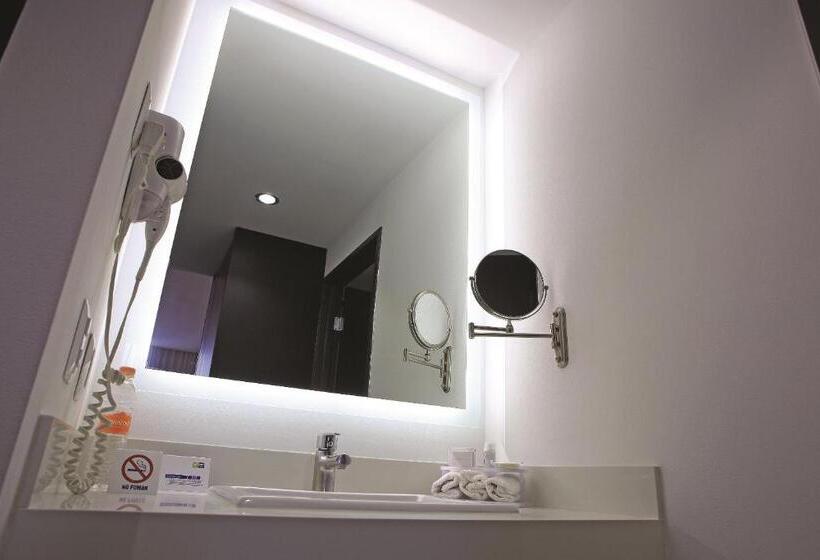 اتاق استاندارد با تخت بزرگ برای معلولان, Holiday Inn Express & Suites Puebla Angelopolis, An Ihg