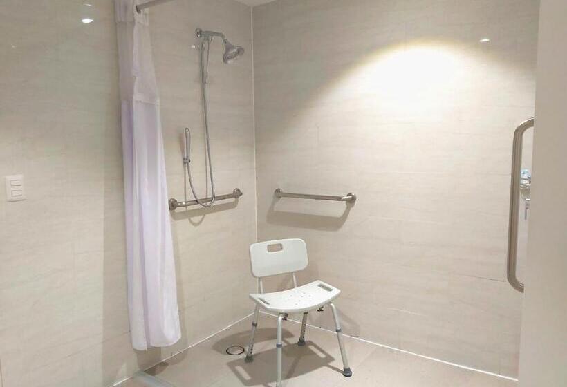 اتاق استاندارد با تخت بزرگ برای معلولان, Holiday Inn Express & Suites Puebla Angelopolis, An Ihg