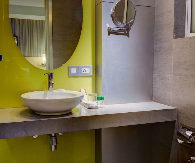 חדר אקזקיוטיב, Landmark Residency