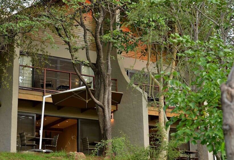 سوئیت 2 خوابه, Victoria Falls Safari Suites