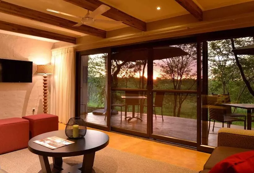 سوئیت 2 خوابه, Victoria Falls Safari Suites