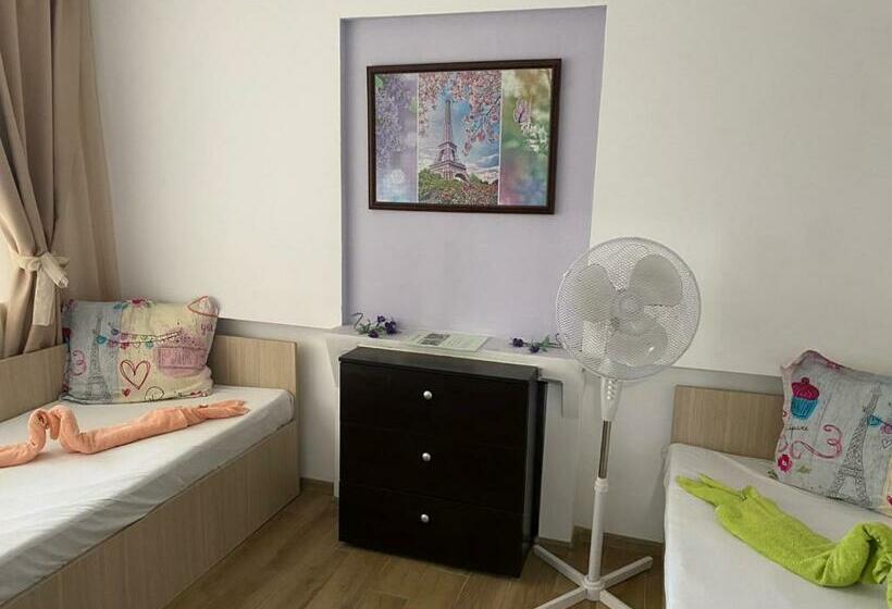 غرفة قياسية, Jacky S House